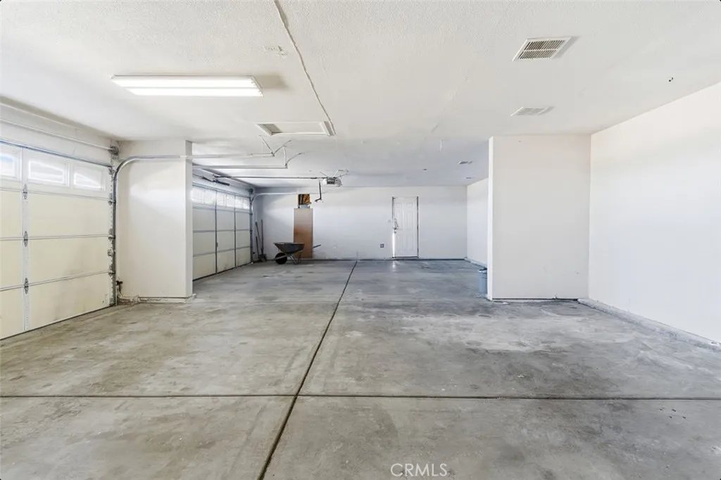 6895 Coyote Rd, Phelan, California 92371 home-pic-28